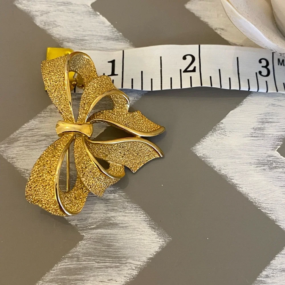 Vintage Sarah Coventry Gold Tone Bow Brooch Shimmery Signed